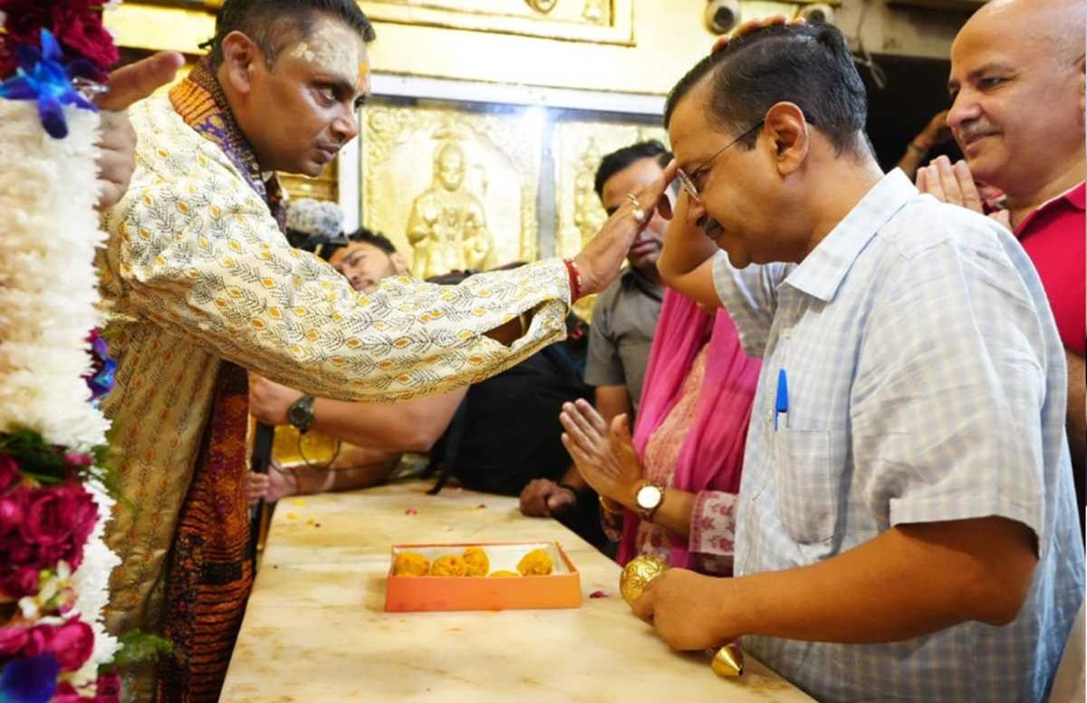 सीएम केजरीवाल ने पत्नी सुनीता के साथ हनुमान मंदिर पहुंचकर पूजा-अर्चना की सीएम केजरीवाल ने पत्नी सुनीता के साथ हनुमान मंदिर पहुंचकर पूजा-अर्चना की